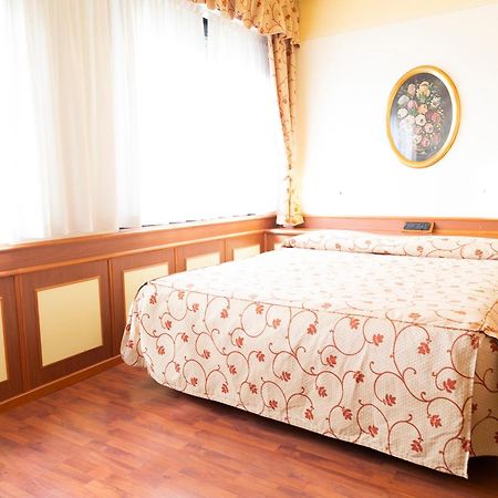 Melas Hotel เมราเต ภายนอก รูปภาพ
