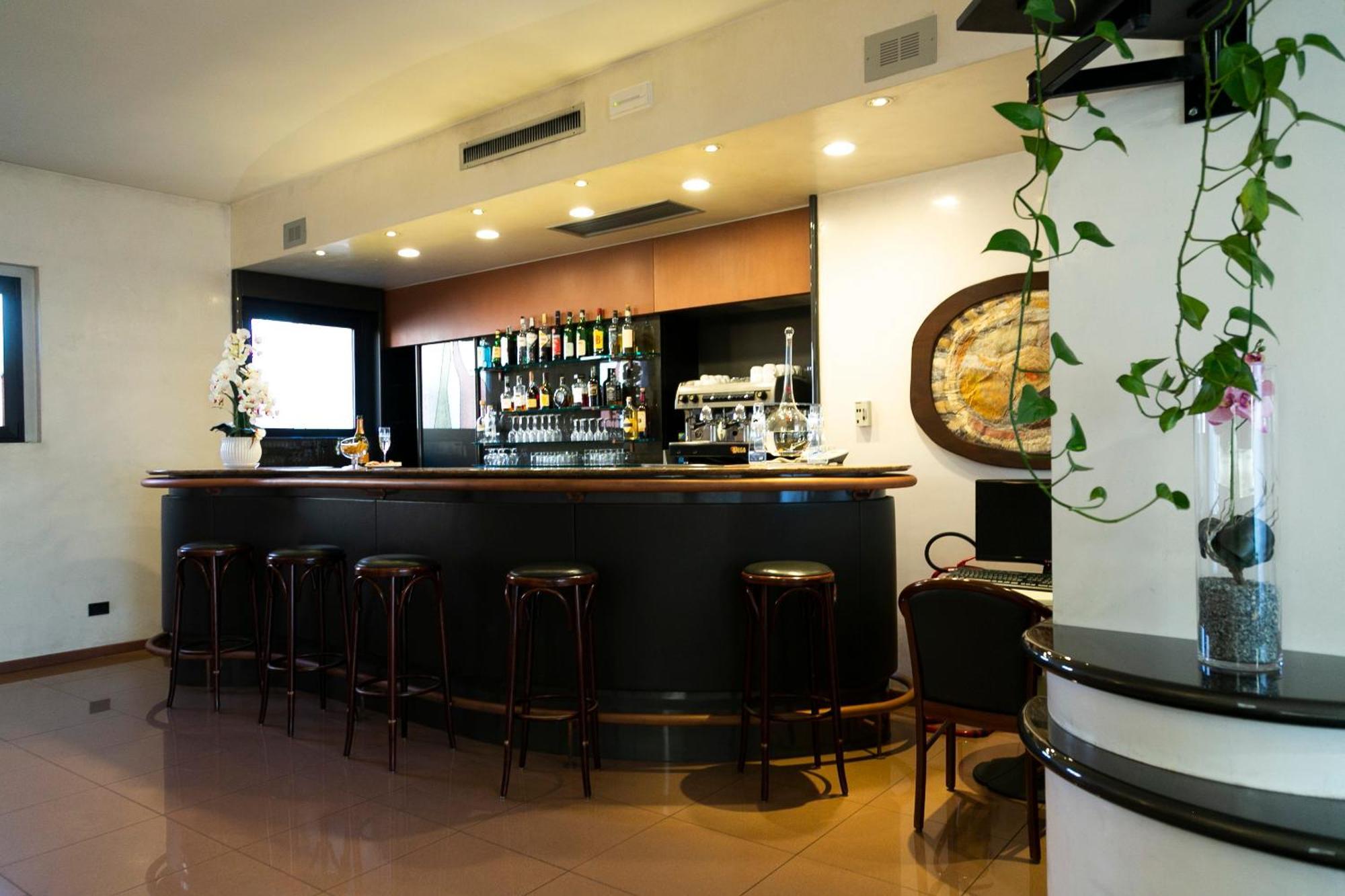 Melas Hotel เมราเต ภายนอก รูปภาพ