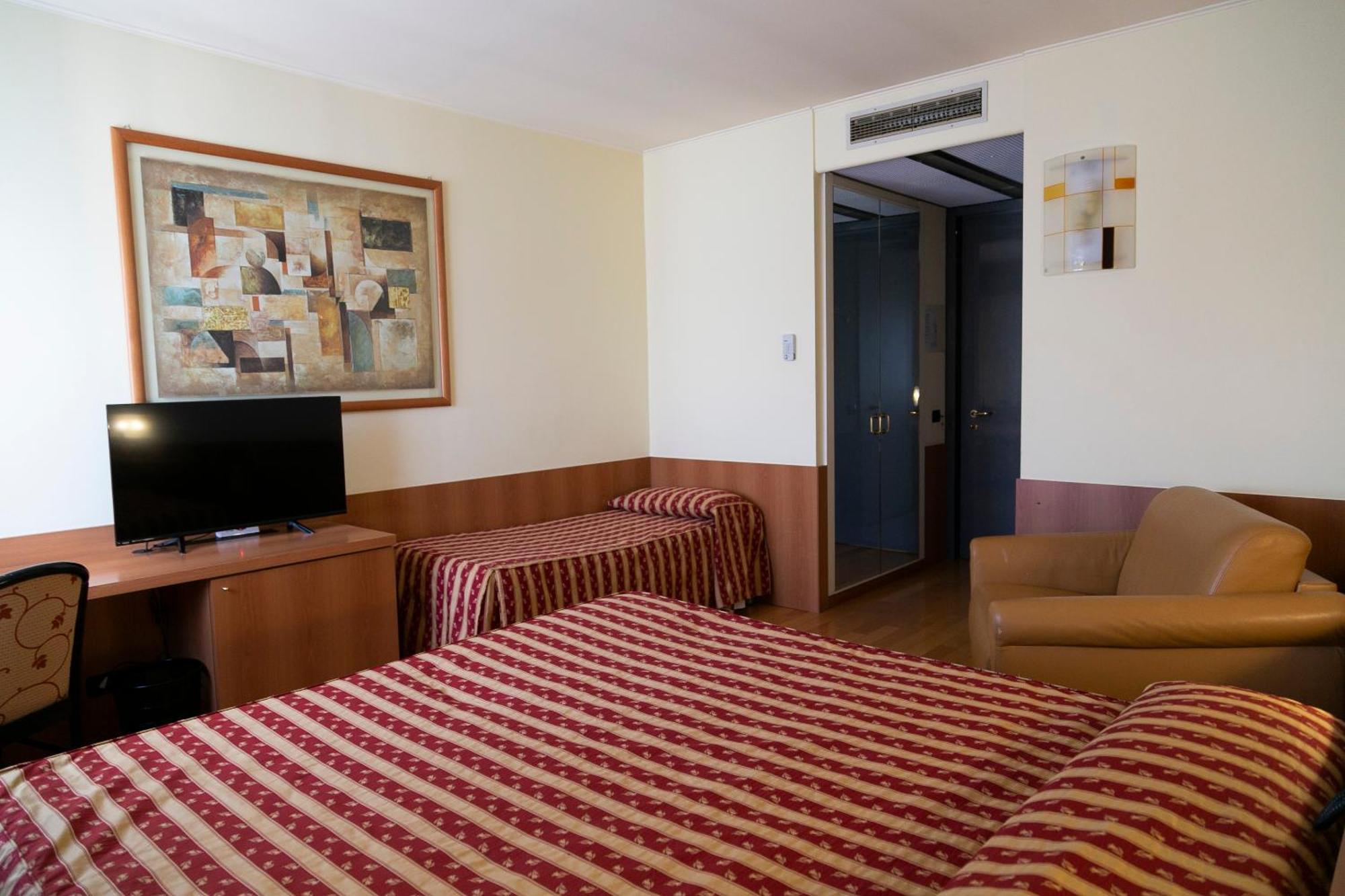 Melas Hotel เมราเต ภายนอก รูปภาพ