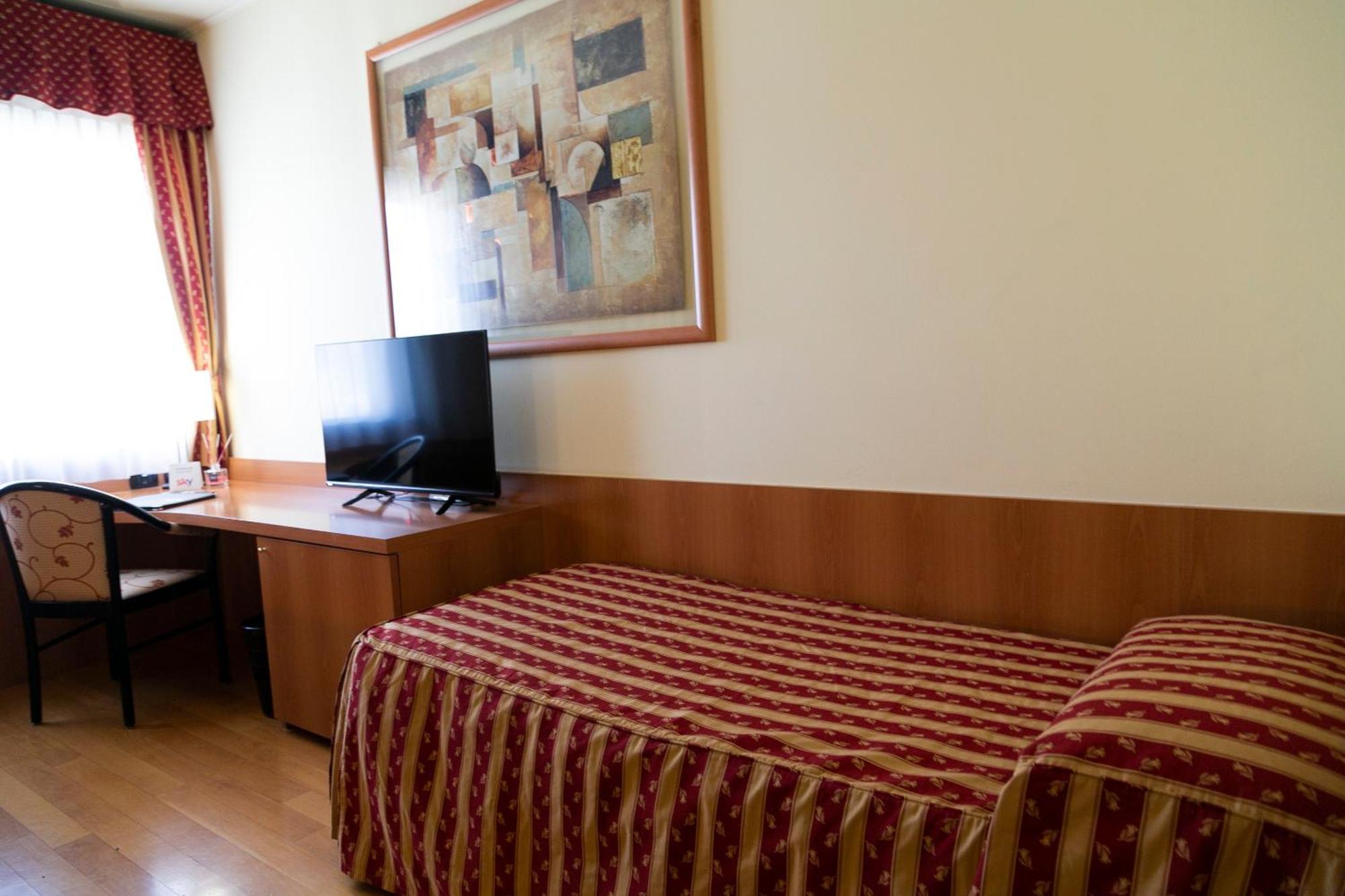 Melas Hotel เมราเต ภายนอก รูปภาพ