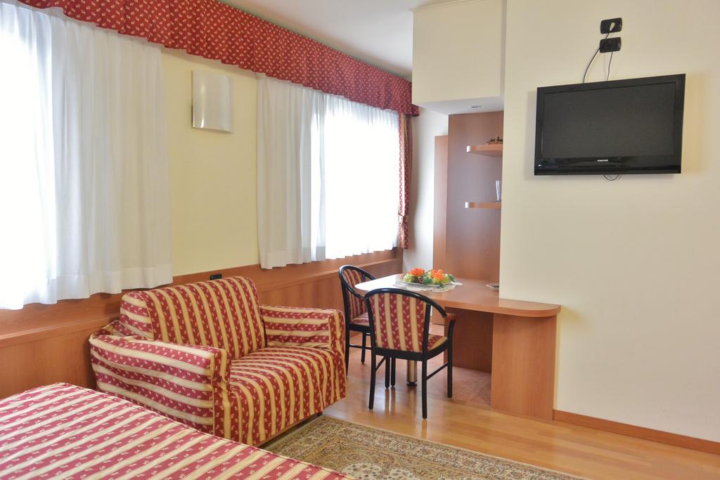 Melas Hotel เมราเต ภายนอก รูปภาพ