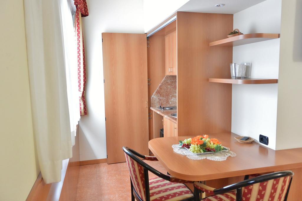 Melas Hotel เมราเต ภายนอก รูปภาพ