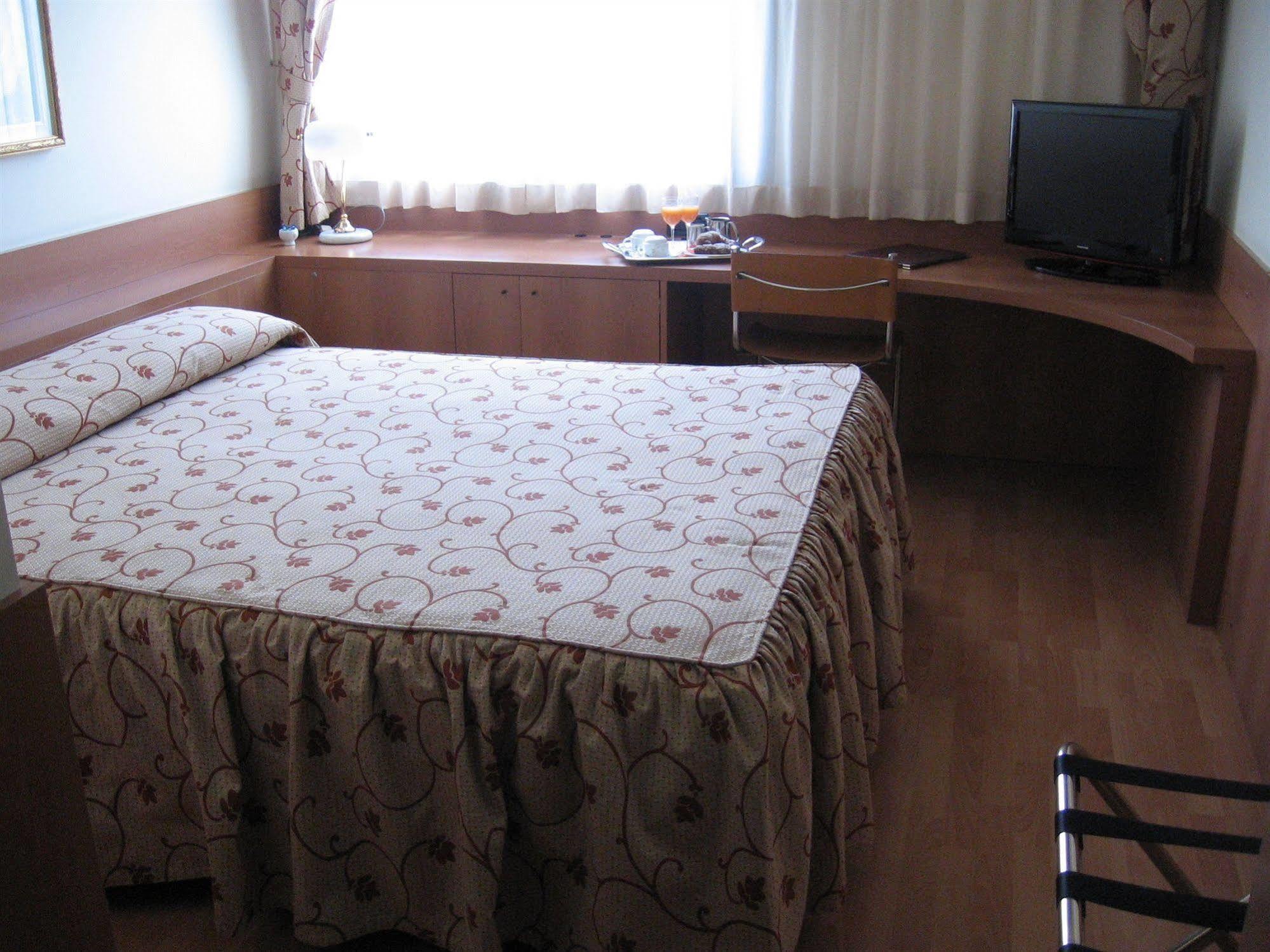Melas Hotel เมราเต ภายนอก รูปภาพ