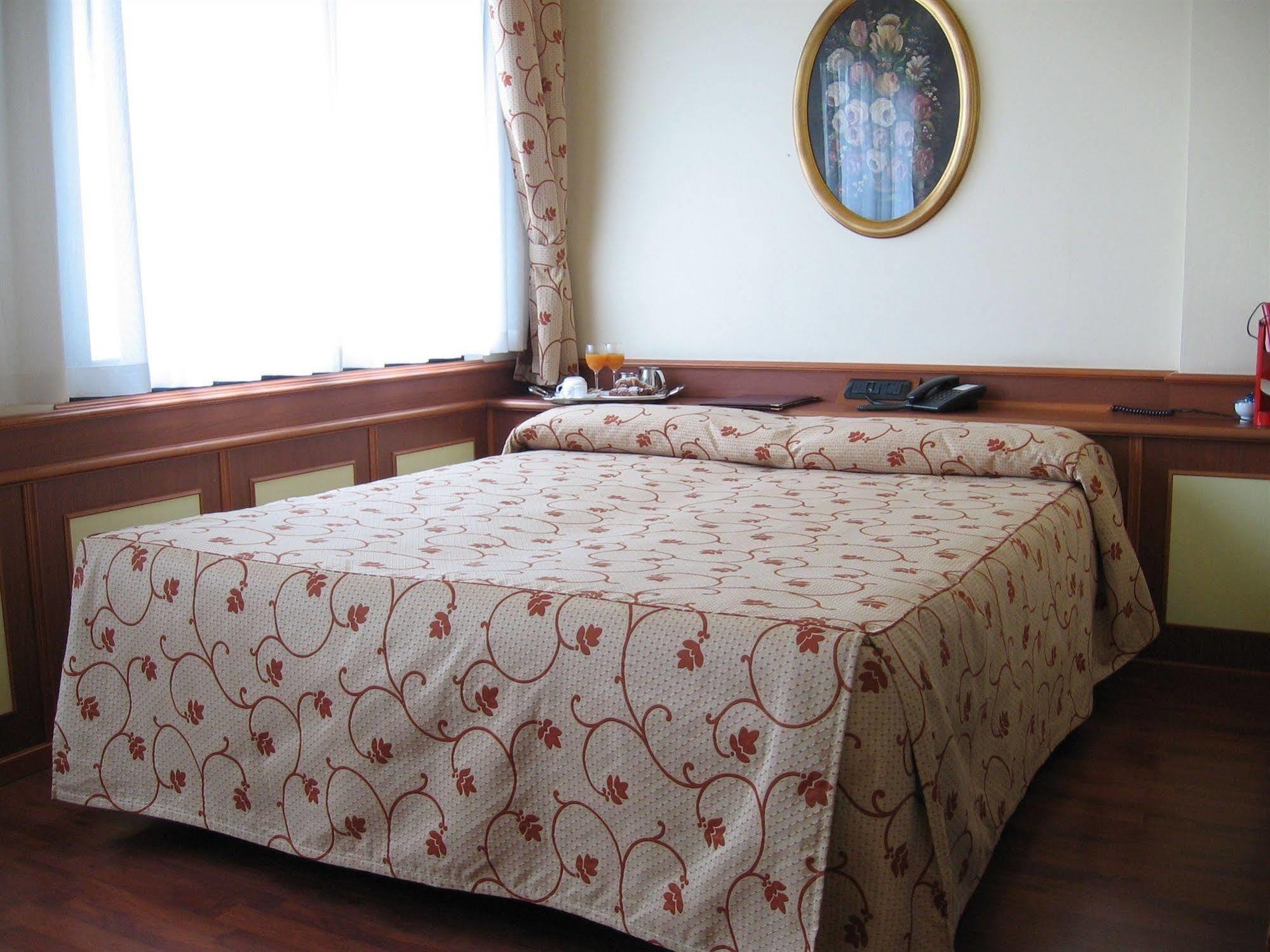 Melas Hotel เมราเต ภายนอก รูปภาพ