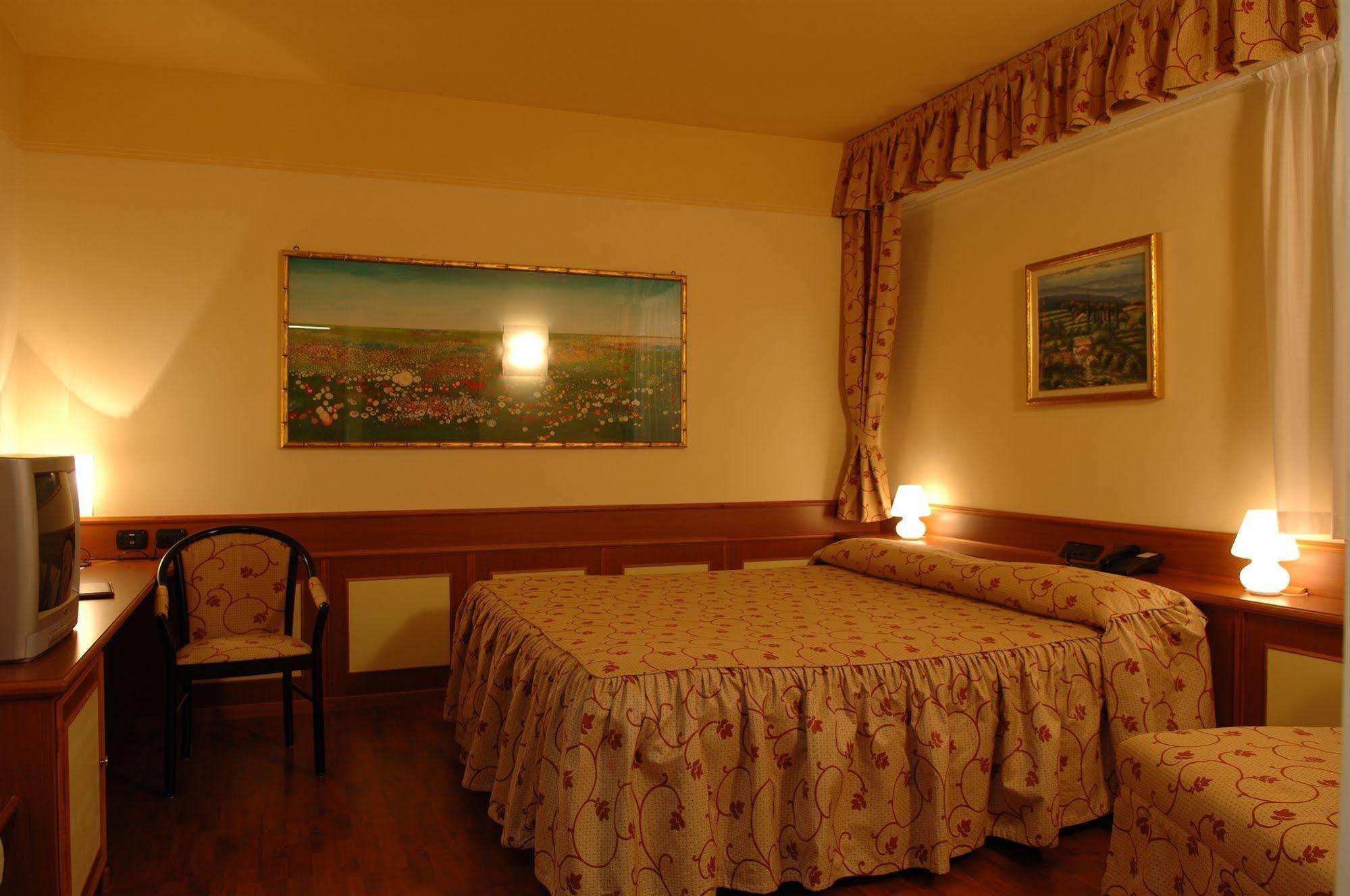 Melas Hotel เมราเต ภายนอก รูปภาพ